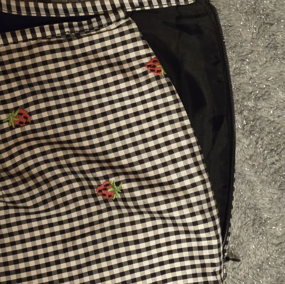 Peter Martin Black & White Checkered Pants with Fun Strawberry Accents - Size 12 - Picture 5 of 6